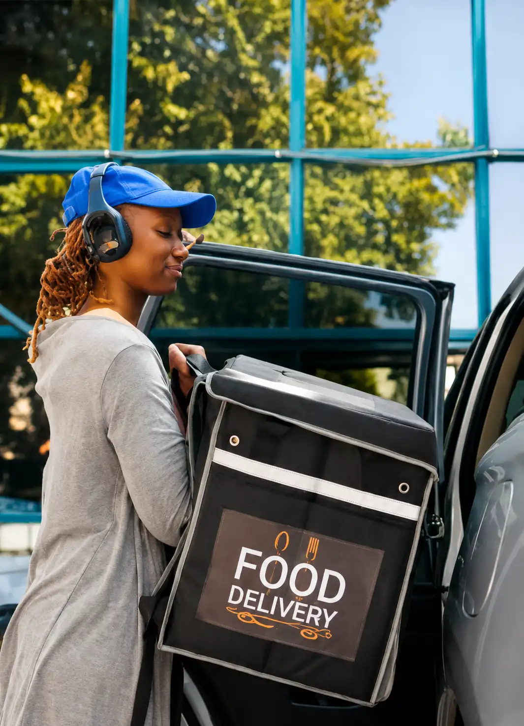 food-delivery-driver-loading-delivery-bag-into-car