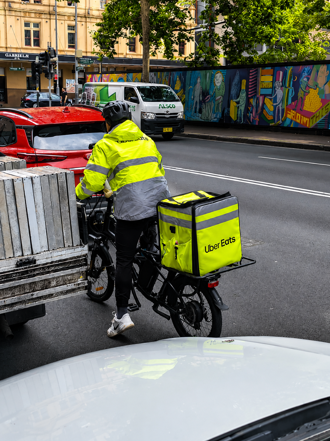 branded-workwear-delivery-mobile-teams